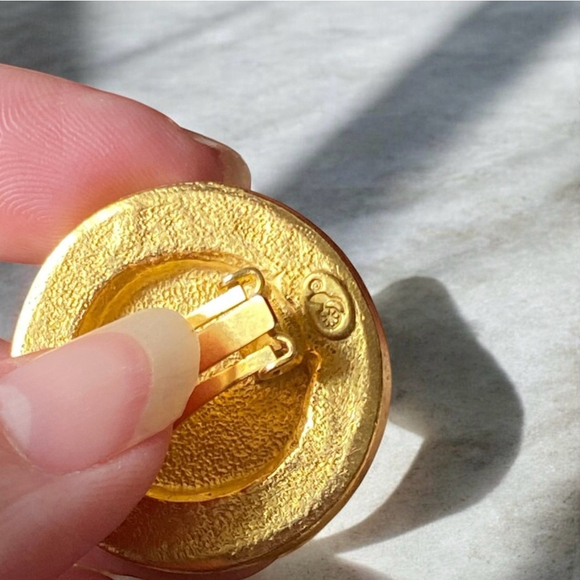 Vintage Designer Ooops A Daisy Retro 80s Gold tone Quilted Disk Pearl Earrings - Picture 4 of 4